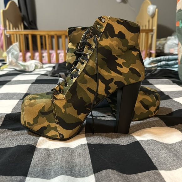 Never worn camo heels - Picture 3 of 3